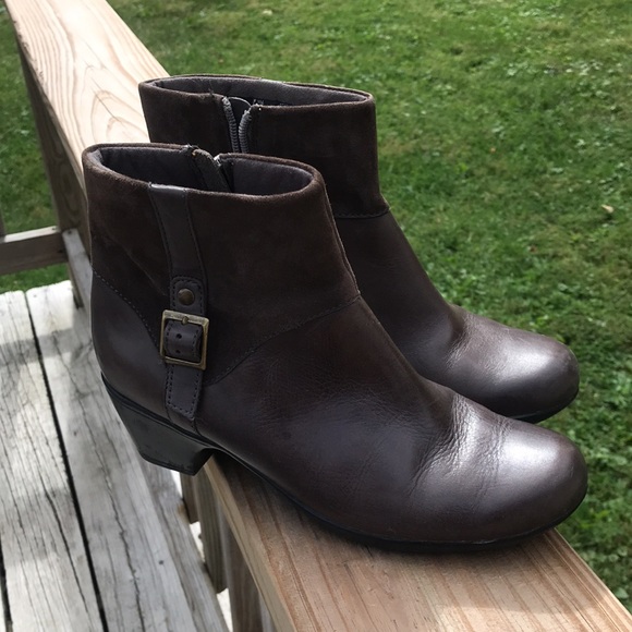 Clarks booties size 8 like new !! Save $$ - Picture 3 of 6